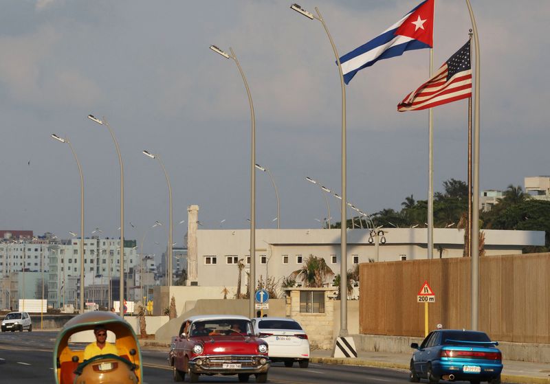 Autos fahren an der kubanischen und US-amerikanischen Flaggen neben der US-Botschaft in Havanna, Kuba, vorbei, 13. Mai 2024. | Bildquelle: Marketscreener.com © REUTERS/Alexandre Meneghini | Bilder sind in der Regel urheberrechtlich geschützt